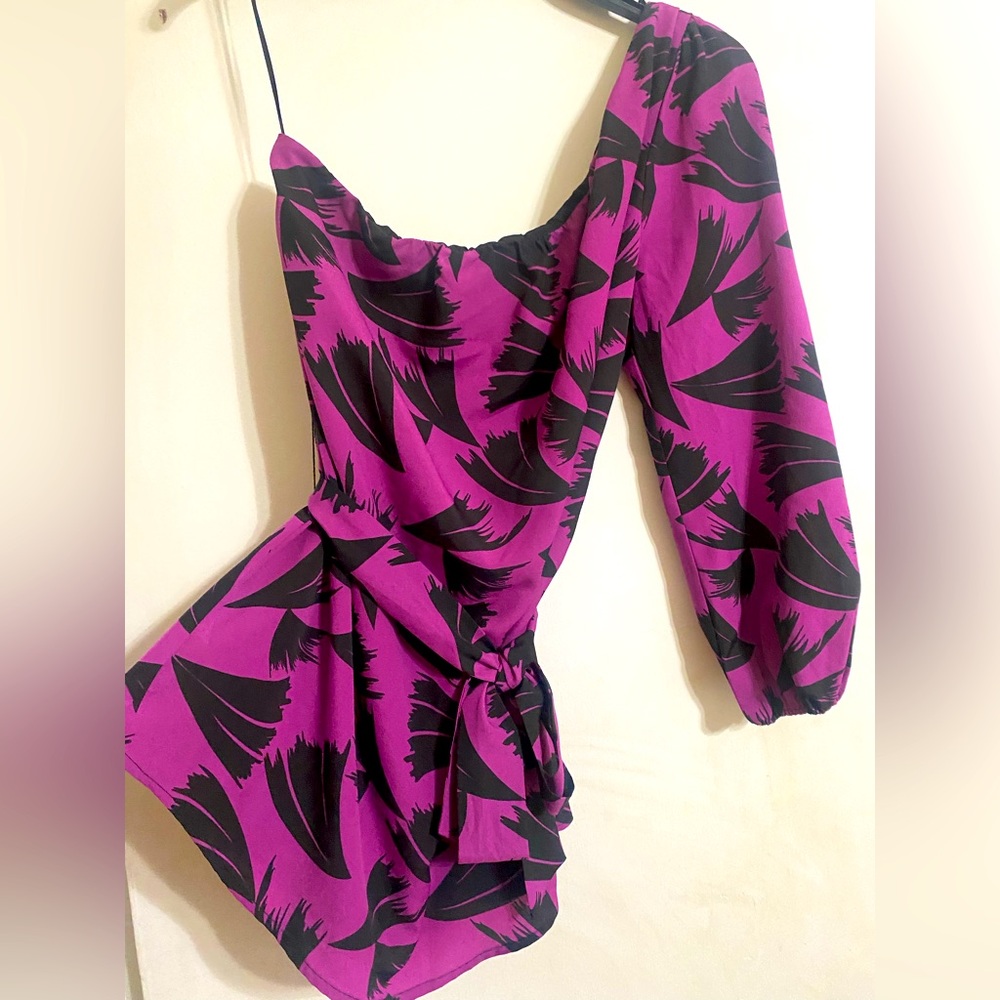 Guess One Shoulder Printed Top 💜 Perfect for Valentine’s Day